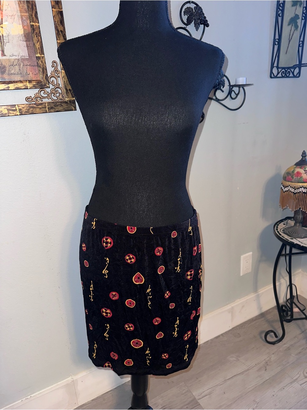 Vintage 90s Chico’s Travelers Stretchy Black Skirt with Red & Gold Asian Motif L
